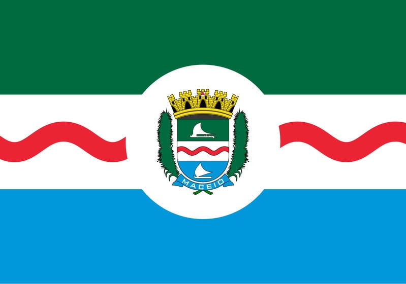 A bandeira de Maceió, Alagoas, consiste em um retângulo dividido em três faixas horizontais, uma linha vermelha e um brasão no centro. A faixa branca busca representar a restinga, com suas areias brancas. A linha vermelha, o riacho Salgadinho, e as faixas verde e azul, o oceano Atlântico e a lagoa Mundaú. Reprodução: Flipar