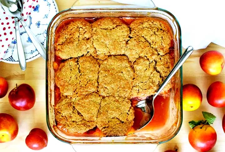 No que diz respeito ao consumo, a ameixa pode ser facilmente incorporada à dieta diária de várias formas. Ela pode ser consumida ao natural, como lanche entre as refeições, ou ainda utilizada em preparações como sucos, geleias, bolos e sobremesas.  Reprodução: Flipar
