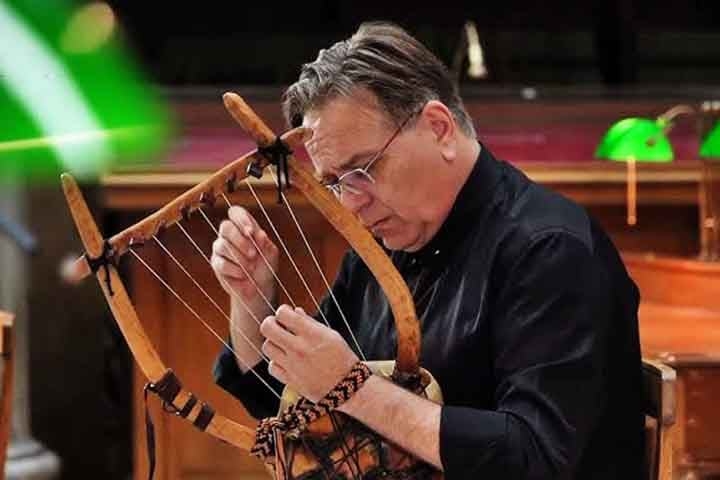 Raramente a lira é  usada em música contemporânea. É comum apenas em apresentações históricas e estudos de música antiga, principalmente em concertos eruditos. Reprodução: Flipar