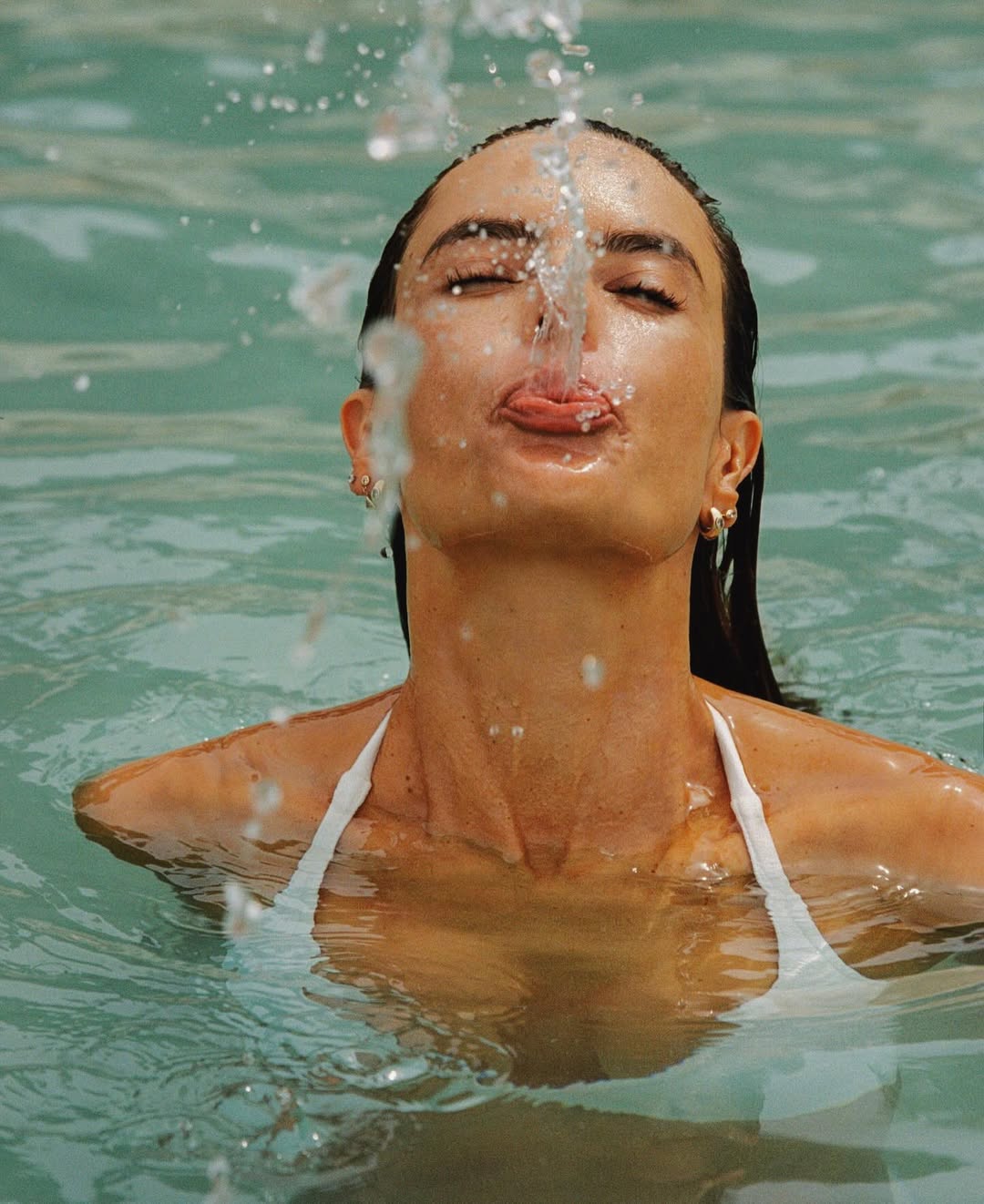 Alessandra Ambrosio na praia. Foto: Reprodução/ Instagram @cameron_hammond @alessandraambrosio