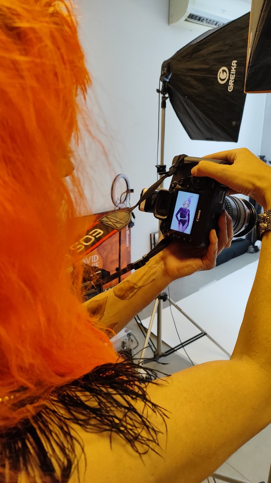 Betina Polaroid com sua máquina fotográfica
