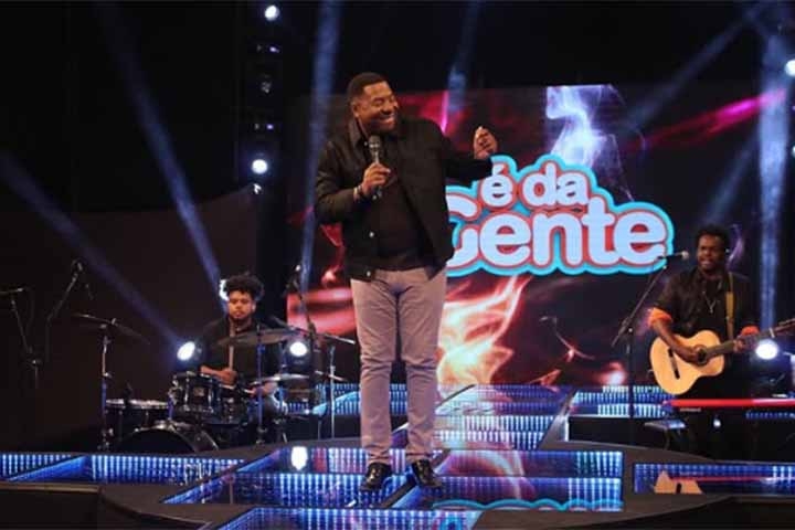 Em 2001, Netinho de Paula deixou o Negritude Júnior para seguir carreira solo e, ao mesmo tempo, deu início também à sua atuação como apresentador de televisão.
 Reprodução: Flipar