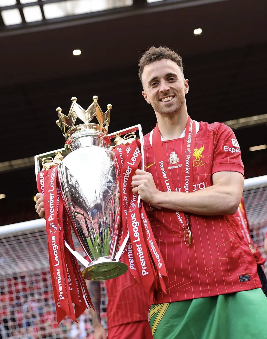 Diogo Jota defendeu o Liverpool de 2020 a 2025. Por lá, viveu seu auge, conquistando a Premier League, a Copa da Liga Inglesa e a Copa da Inglaterra. Foto: Reprodução/Instagram