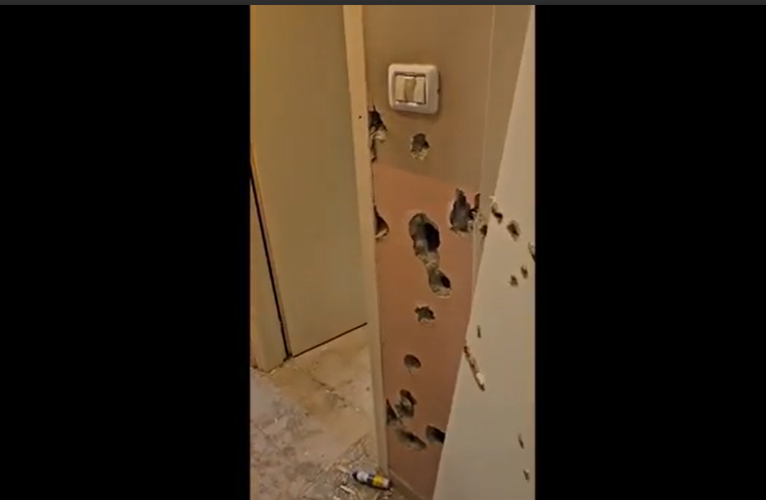 As marcas de tiros nas paredes mostram a potência dos armamentos utilizados pelos terroristas