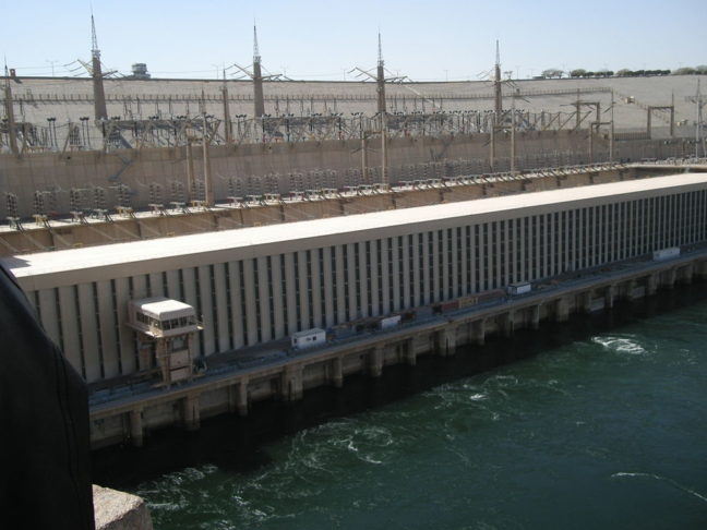 A Barragem de Assuã, construída no Egito na década de 1960, foi uma das obras de engenharia mais importantes para controlar as inundações sazonais e garantir um fluxo de água mais constante, além de produzir eletricidade para o país. Reprodução: Flipar
