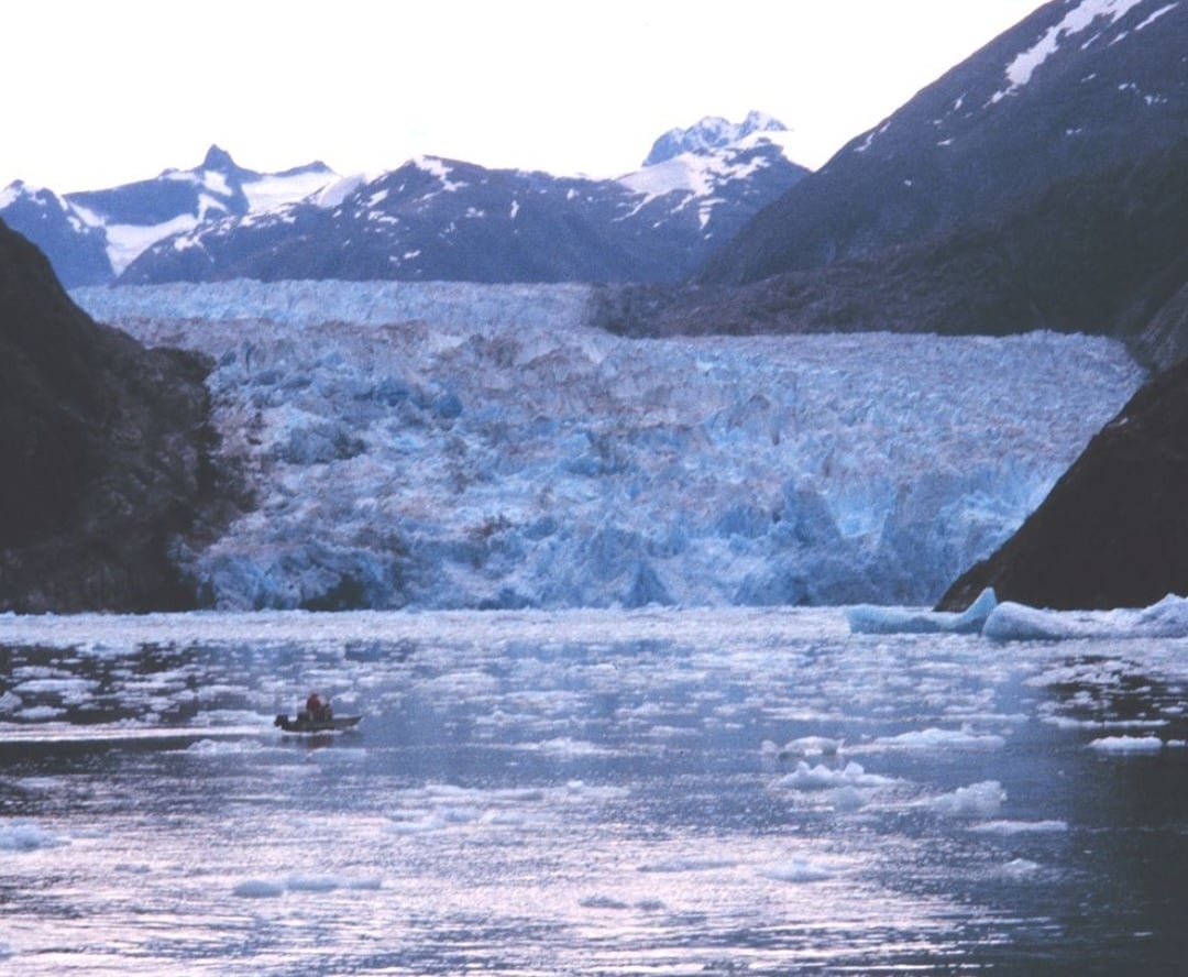 Fiorde de Tracy Arm - Alasca (EUA) - Fica 72 km ao sul de Juneau e 110 km ao norte de Petersburgo, ao largo da Baía de Holkham. Forma um conjunto chamado Tracy Arm-Fords com o fiorde  Endicott Arm, ambos com cerca de 48 km de extensão.  O Tracy tem duas geleiras gêmeas em seu final: a North Sawyer e a South Sawyer. Reprodução: Flipar