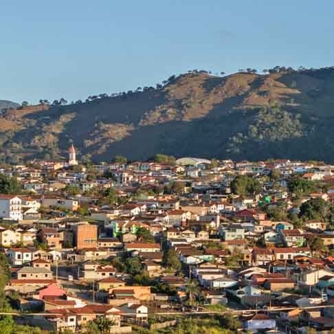 Caldas(1.140m)- A cidade é conhecida como estância hidromineral, por suas fontes de águas medicinais. Localizada em Minas Gerais, 340 km de BH, tem 14.200 habitantes. O balneário oferece opções terapêuticas em meio às belezas naturais da região. A economia de Caldas é baseada principalmente no turismo. Reprodução: Flipar