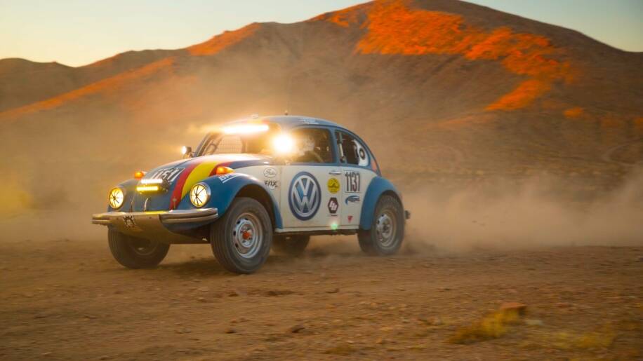 Volkswagen Fusca Baja 1000: o clássico recebe acessórios de corrida e segue com a tradição do Fusca nas corridas. Foto: Divulgação
