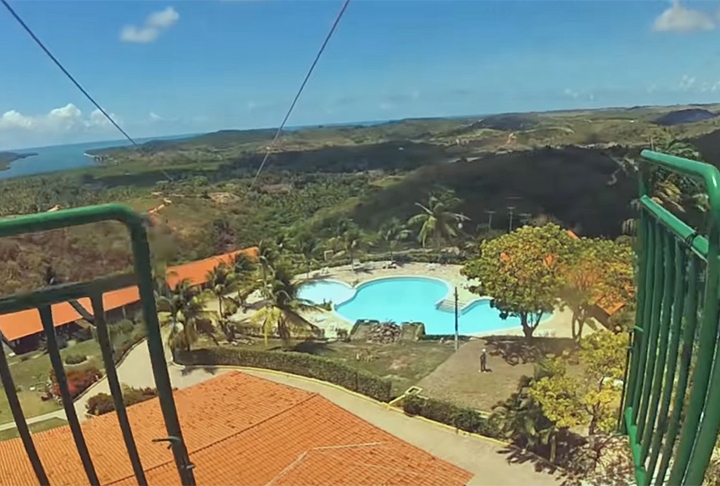 Tirolesa da Praia dos Carneiros - Fica em Tamandaré, perto de Recife (PE).A tirolesa da praia dos Carneiros tem 700m de extensão e 108m de altura. Chega a 80 km/h.   Reprodução: Flipar