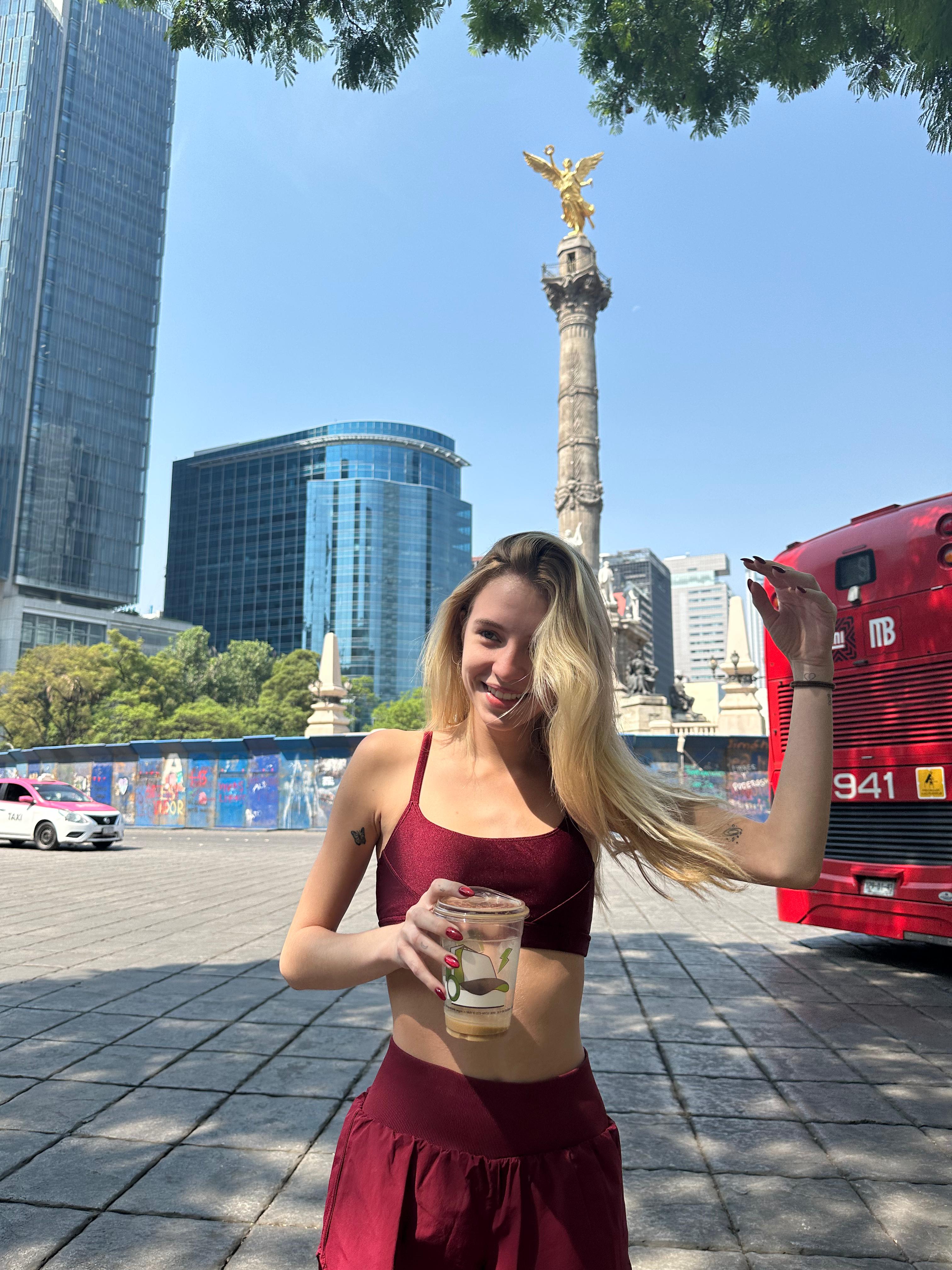 Fernanda Schneider em visita à Cidade do México. Foto: Reprodução/Arquivo pessoal