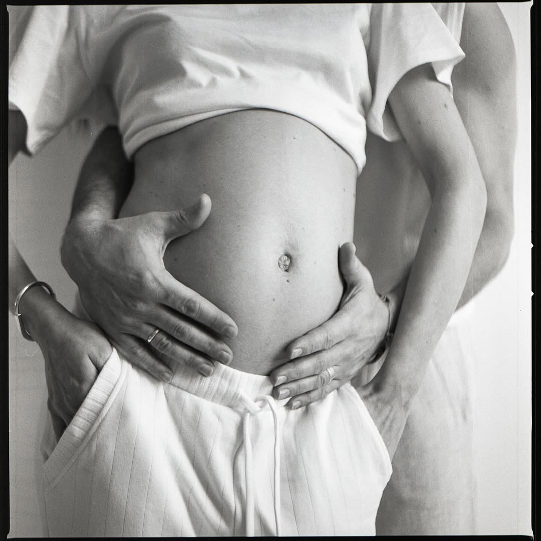 Klebber Toledo segura barriga de Camila Queiroz. Foto: Reprodução Instagram @camilaqueiroz e @klebbertoeldo