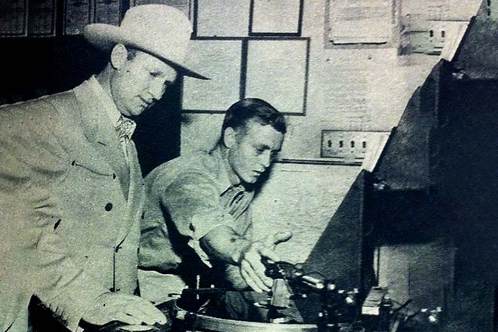 Orvon Grover “Gene” Autry nasceu no dia 29 de setembro de 1907, em Tioga, no estado do Texas, e se tornou um dos artistas mais influentes e multifacetados da cultura popular norte-americana do século 20. 
 Reprodução: Flipar