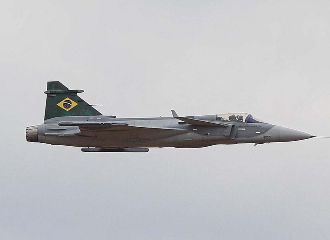 Com a chegada dos novos caças supersônicos F-39 Gripen, a frota de aeronaves de guerra do Brasil está prestes a aumentar significativamente. Reprodução: Flipar