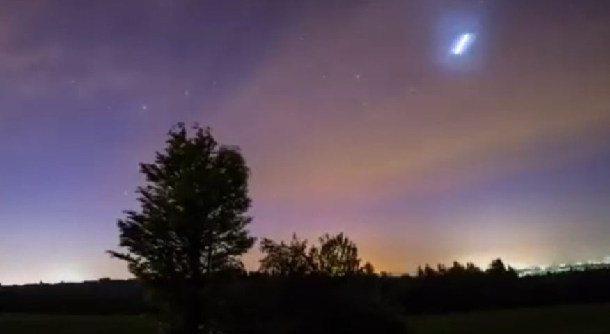 Uma espécie de redemoinho brilhante foi gerado no céu, sendo visto da Polônia, Lituânia e República Tcheca na noite de 2/5, às 21h (17h de Brasília). A informação foi logo divulgada pelo site especializado Spaceweather Reprodução: Flipar