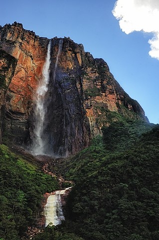 O que chama atenção no Salto Ángel, como é chamado em espanhol, não é o volume de água, mas a altura. É a cachoeira mais alta do mundo, com 807 metros de queda de água, proveniente do rio Churún. Fica no Parque Nacional de Canaima e é Patrimônio da Humanidade.  Reprodução: Flipar