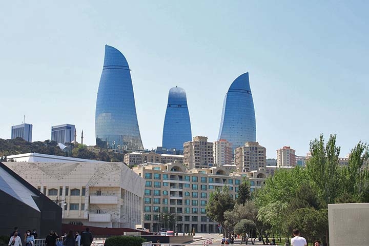 Baku, em particular, tornou-se um centro financeiro e cultural importante, com projetos arquitetônicos ambiciosos como as Torres Flame. Reprodução: Flipar