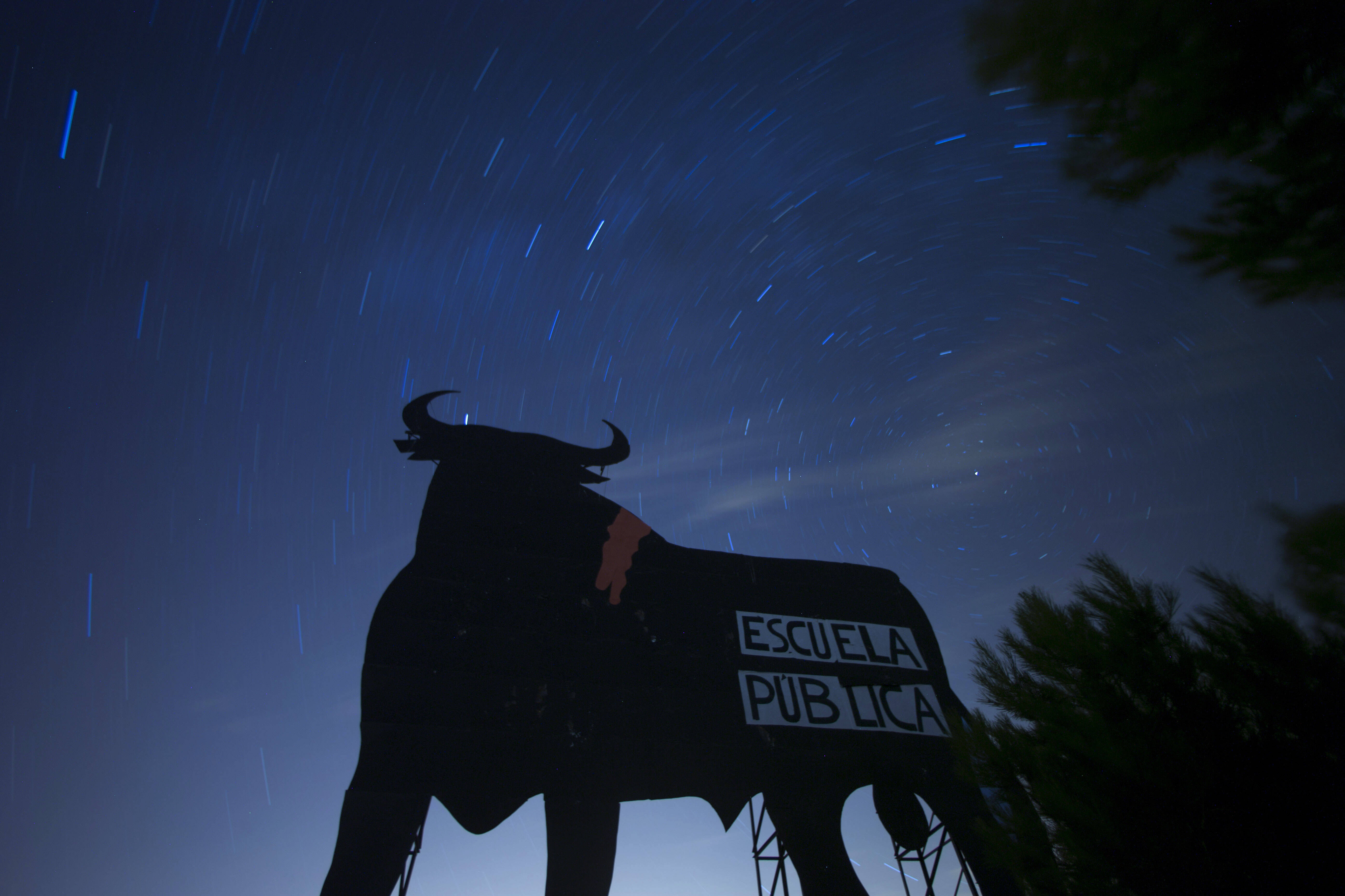 Riscos de estrelas capturados em uma foto de longa esposição, na Espanha AP