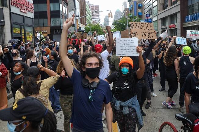 Manifestantes protestam em Nova York após a morte de Floyd por um policial branco. Foto: William Volcov/Brazil Photo Press/Agencia O Globo