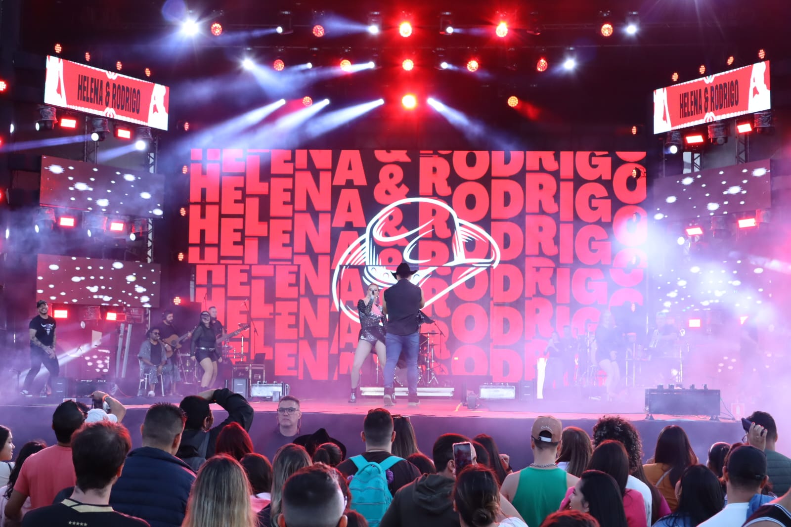 Público lota o Hopi Hari para curtir atrações radicais durante o dia e encerrar a visita com show sertanejo ao vivo.

. Foto: Pedro Lopes