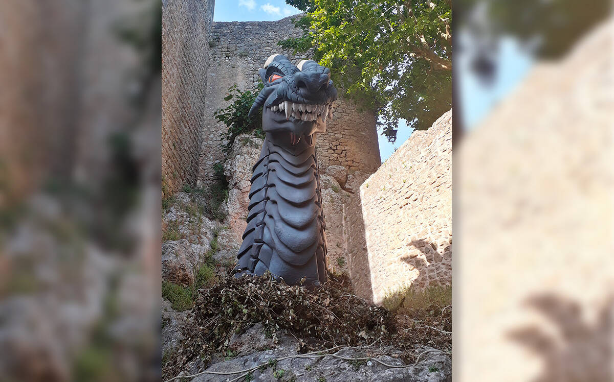 Uma grande cabeça de dragão vigia a entrada do castelo de Óbidos. Foto: Felipe Carvalho