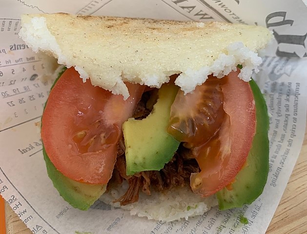 Essa especialidade venezuelana também costuma ser degustada com tomate e outros vegetais. A receita normalmente leva farinha de trigo, fermento em pó, sal a gosto, açúcar, manteiga, ovo e leite.  Reprodução: Flipar