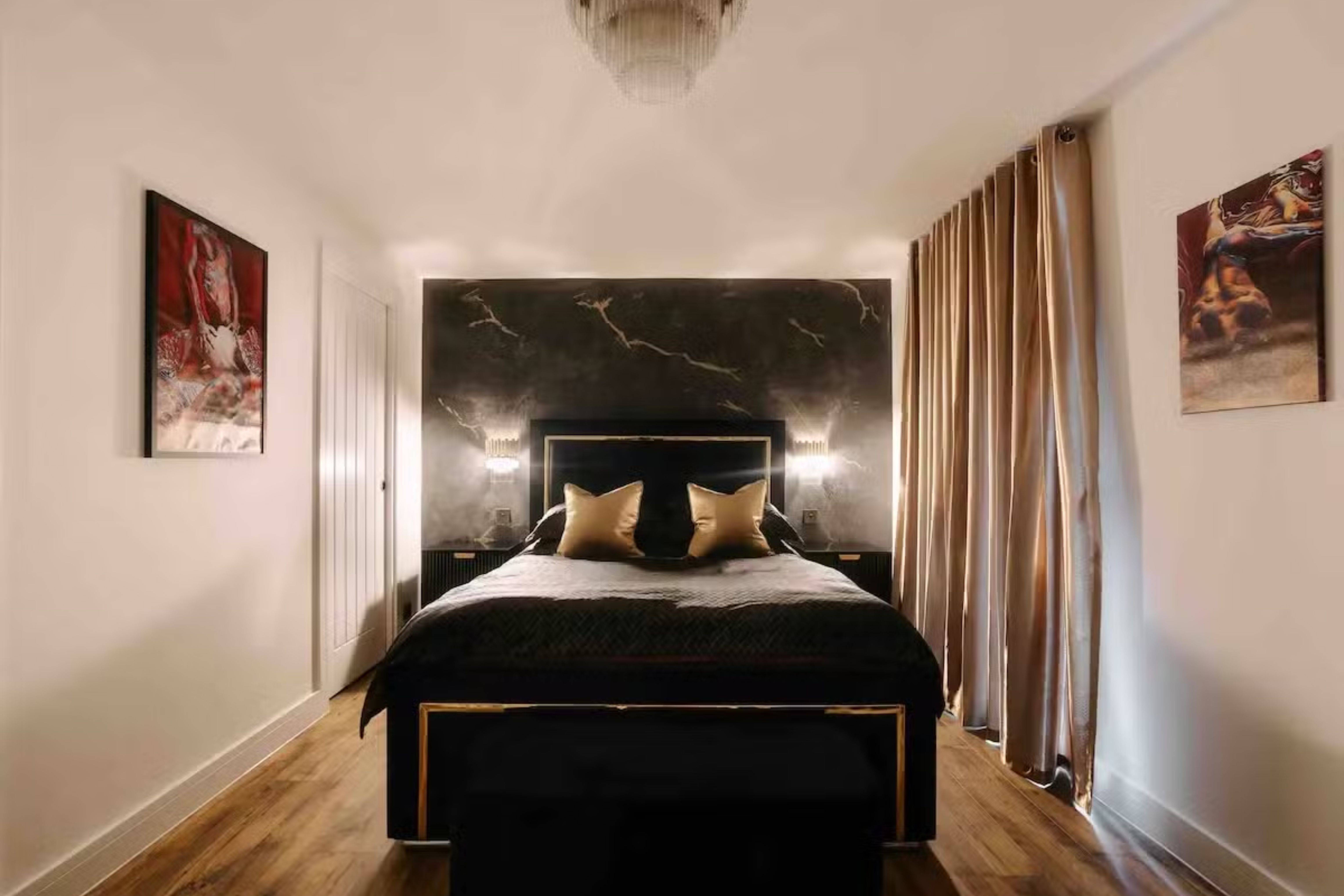 Para momentos de pura paixão e relaxamento, a Casa Amor oferece uma banheira de hidromassagem e um ambiente cheio de surpresas Reprodução/Airbnb