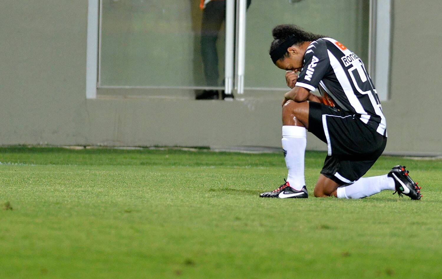 Ronaldinho Gaúcho se emociona após marcar um dos seis gols do Atlético-MG. Foto: Reprodução
