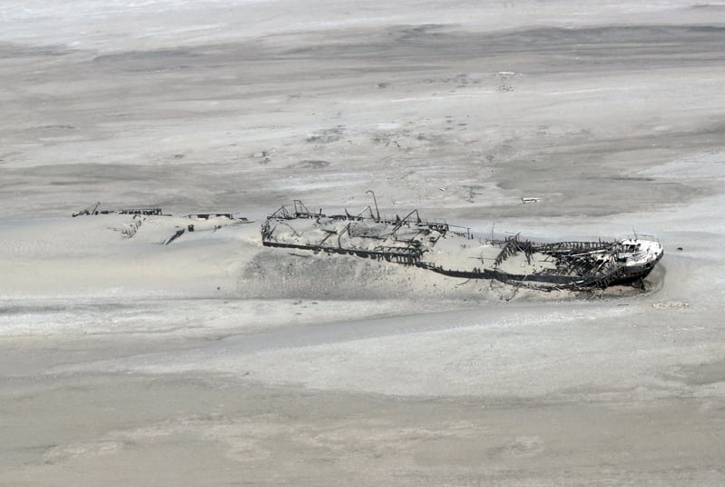 Eduard Bohlen foi um navio que naufragou em 5 de setembro de 1909 em uma espessa neblina na Costa do Esqueleto do Sudoeste Africano Alemão (atual Namíbia). Os destroços estão atualmente na areia, a 400 m (1.300 pés) da costa. Reprodução: Flipar