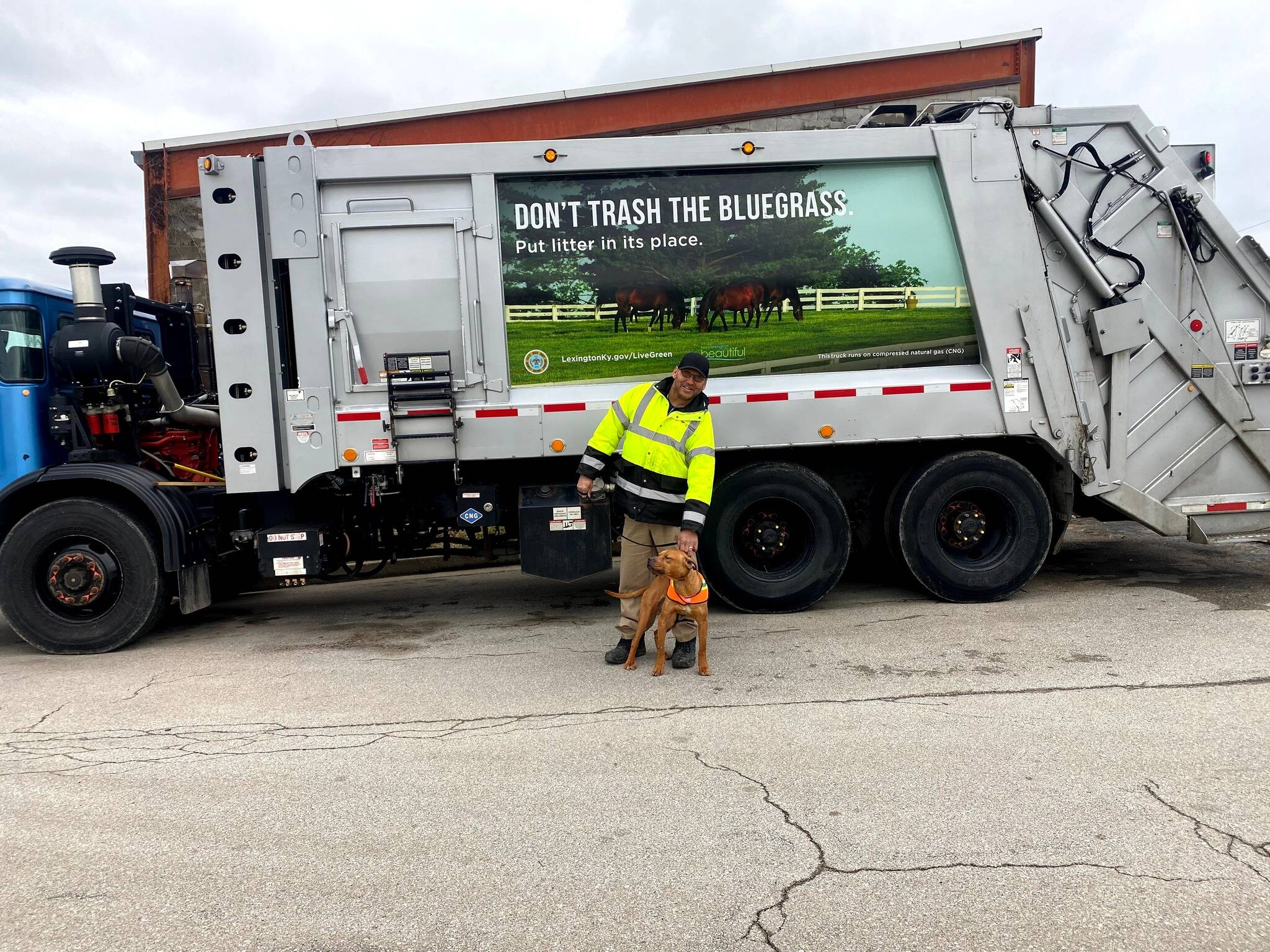 Oscar foi levado para um dia com os trabalhadores do saneamento local. Foto: Lexington Humane Society/Facebook