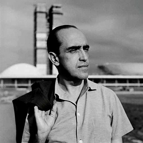 Nascido em 15/12/1907 no Rio de Janeiro, Niemeyer se formou pela Escola Nacional de Belas Artes da UFRJ e criou uma coleção de obras premiadas, que representaram avanços no setor. Ele morreu em 5/12/2012 (10 dias antes de seu 105º aniversário).  Além do Caminho Niemeyer, veja outras de suas obras mais notáveis.  Reprodução: Flipar