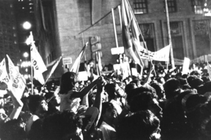 Na década de 1980, um dos mais famosos comícios das Diretas ocorreu nos arredores da Candelária. O movimento para a volta da eleição direta para presidente da República reuniu cerca de 1,2 milhão de pessoas nos arredores da igreja, em 1984. 

 Reprodução: Flipar