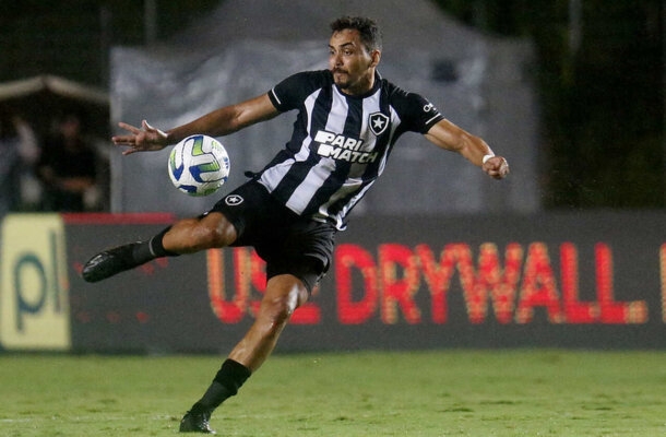 EDUARDO - Custou a buscar a bola no meio-campo para construir as jogadas, já que inicialmente ficou mais postado próximo à Diego Costa. Passou a ser muito mais participativo na volta do intervalo, porém cansou antes da metade do segundo tempo. NOTA 6,0 - FOTO: Vítor Silva/Botafogo