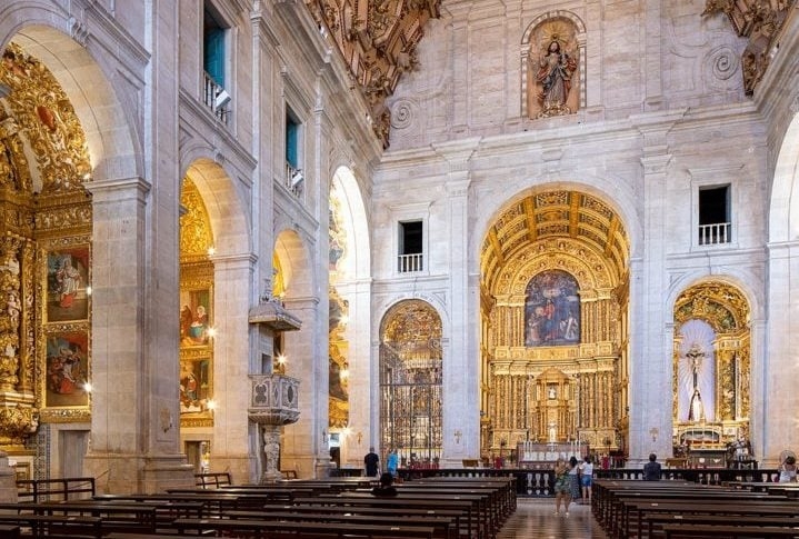 As igrejas barrocas do Pelourinho são particularmente impressionantes, com seus interiores decorados com ouro e madeira. Reprodução: Flipar