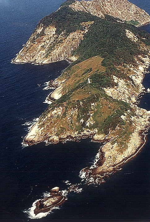 A Ilha da Queimada Grande, a 35 km do litoral paulista, é um dos lugares mais perigosos do mundo. Entra em qualquer lista de ambientes onde o ser humano não pode pisar (exceto com autorizações especiais).  Reprodução: Flipar