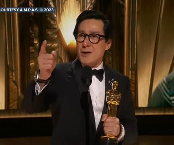 Melhor ator coadjuvante - Ke Huy Quan, por “Tudo em Todo Lugar ao Mesmo Tempo”: O ator fez um dos discursos mais emocionantes da noite ao lembrar do tempo que viveu em um campo de refugiados, durante a Guerra do Vietnã.