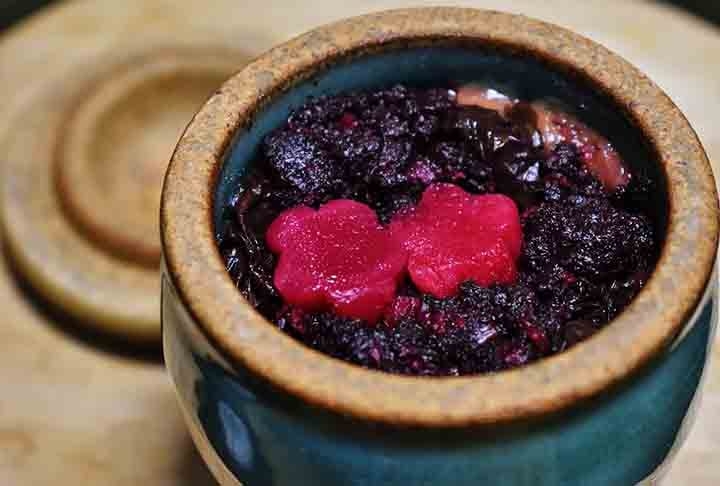 Embora a ameixa seja um alimento extremamente benéfico, é importante consumi-la com moderação, pois sua versão seca possui um teor calórico mais elevado devido à concentração de açúcares.  Reprodução: Flipar