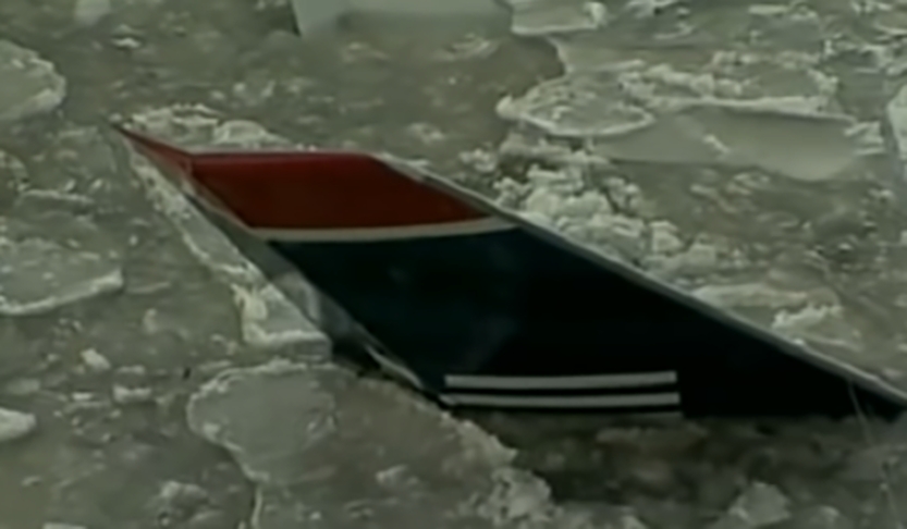 O avião foi amarrado para não afundar, em meio ao gelo do rio,  enquanto a remoção não poderia ser feita.  Reprodução: Flipar