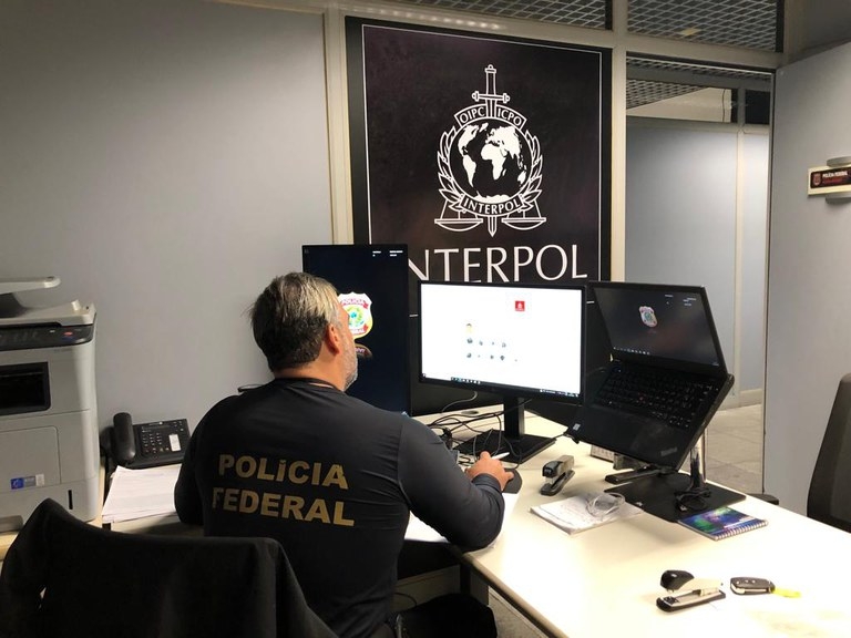 Após realizar investigações, o Setor de Homicídios e Proteção à Pessoa (SHPP) encaminhou o caso para a Polícia Federal, que também passou a colaborar com a Interpol.