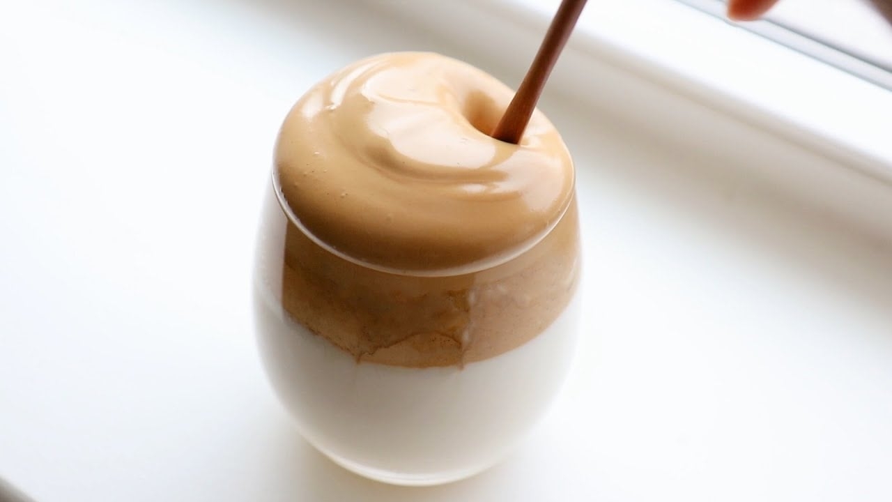  Mas o café também tem muitas alternativas frias ou geladas. Veja algumas delícias feitas com café que vão à geladeira.   Reprodução: Flipar