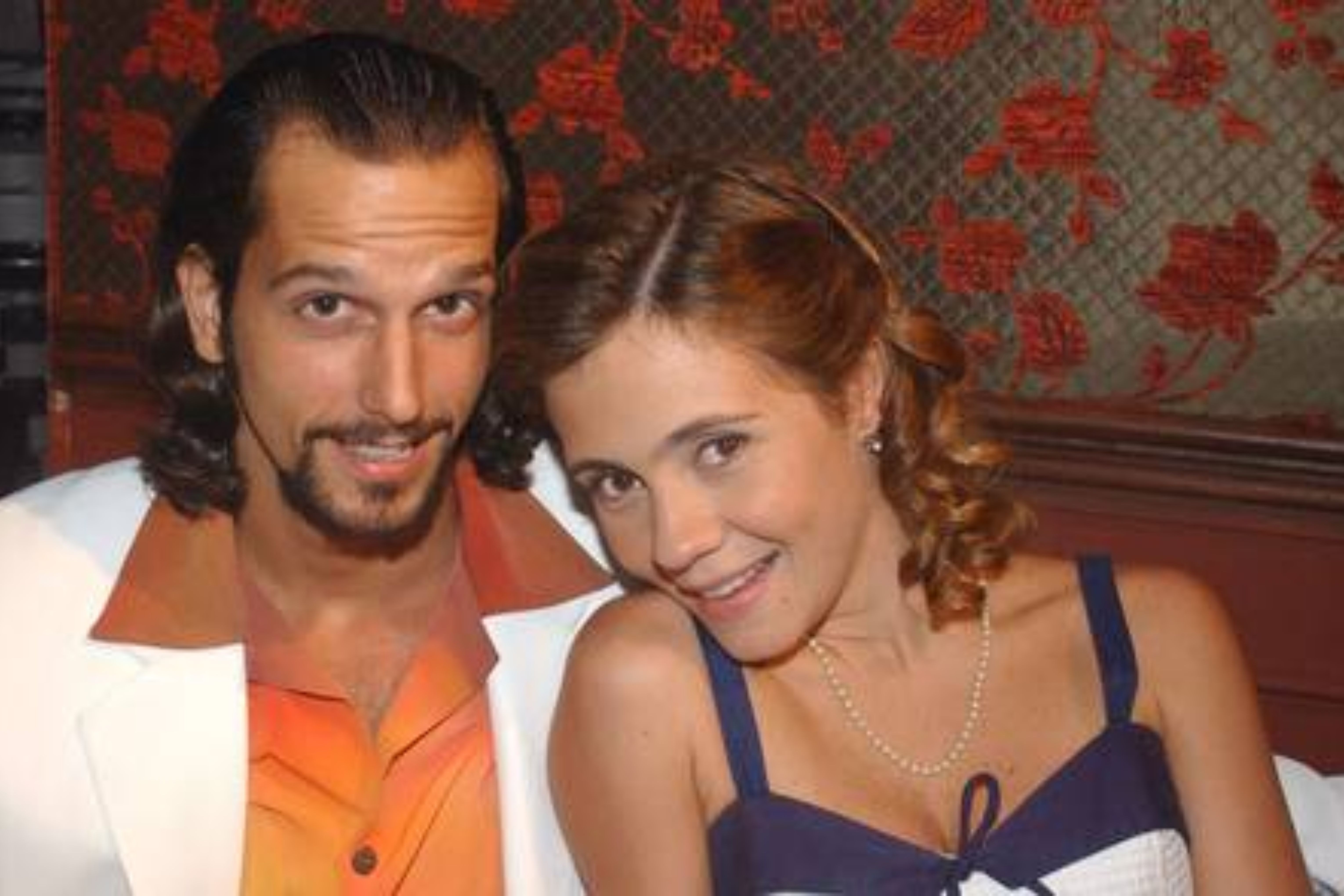 Adriana Esteves e Vladimir Brichta se conheceram em "Coração de Estudante" (2002), mas se apaixonaram durante as gravações de "Kubanacan" (2003). Juntos, eles sã pais de Vicente TV Globo