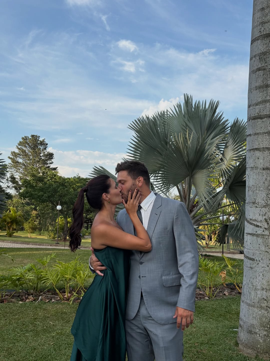 Beatriz Bonemer beija Caio Freitas. Foto: Reprodução/ Instagram @biabonemer
