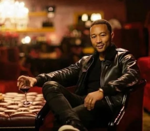 John Legend - O cantor norte-americano, que já ganhou  prêmios Emmy, Grammy, Globo de Ouro e Oscar, lançou sua marca de vinhos em 2015 em parceria com o vinicultor Jean-Charles Boisset. Trata-se da Legend Vineyard Exclusive (LVE). Os vinhos são produzidos em Napa Valley, na Califórnia.  Reprodução: Flipar