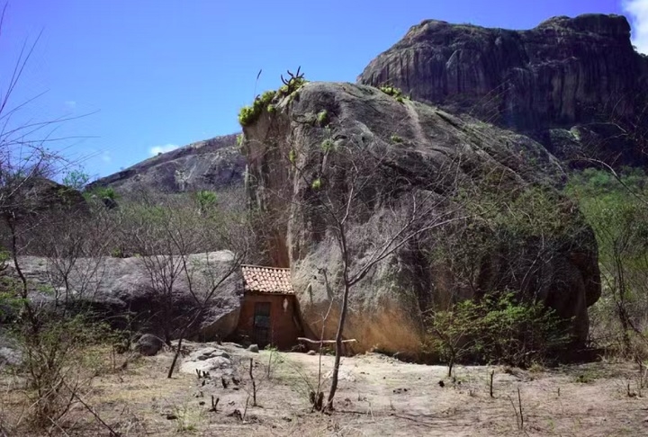Uma casinha minúscula construída entre duas rochas gigantes no sertão cearense, no distrito de Missi (Irauçuba), tem chamado a atenção por sua localização inusitada.  Reprodução: Flipar