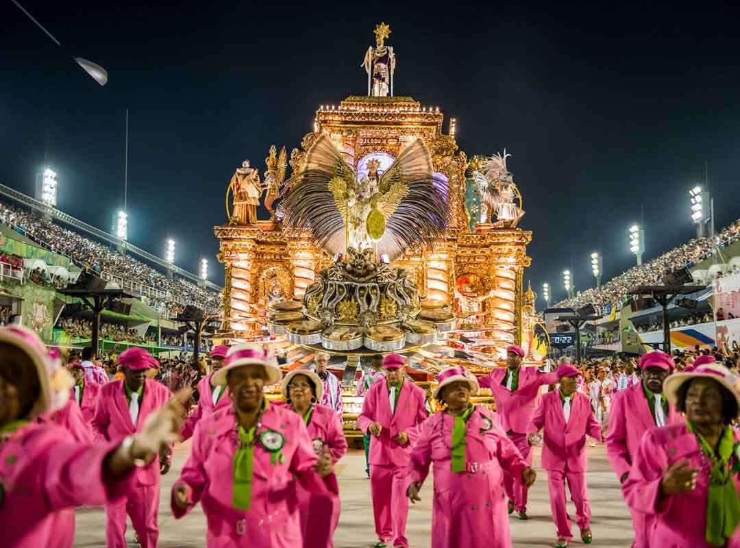 Cada Escola de Samba é obrigada a fazer a dispersão de suas alegorias, ultrapassando a faixa demarcatória no final da dispersão, no tempo máximo de duas horas e vinte minutos, contados a partir do efetivo início de seu desfile. Se estourar, a multa varia conforme o atraso: R$ 45 mil nos primeiros cinco minutos Reprodução: Flipar
