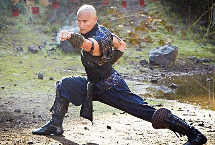 Mark Dacascos é talvez o lutador mais versátil da lista, destacando-se tanto na atuação quanto no conhecimento de artes marciais. Inicialmente, ele teve papéis secundários ou como vilão em produções menores. No entanto, sua descoberta trouxe um novo fôlego à Era-Kickboxer (1988-1996), elevando o padrão das coreografias que estavam se tornando obsoletas e frequentemente lembrando os filmes de ação de Hong Kong dos anos 80. Reprodução: Flipar