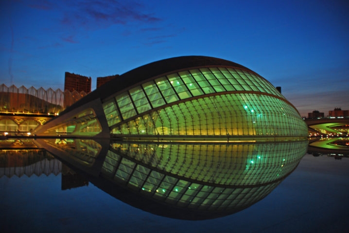 Um dos marcos mais emblemáticos da cidade é a Cidade das Artes e das Ciências, um complexo arquitetônico moderno projetado por Santiago Calatrava e Félix Candela.  Reprodução: Flipar