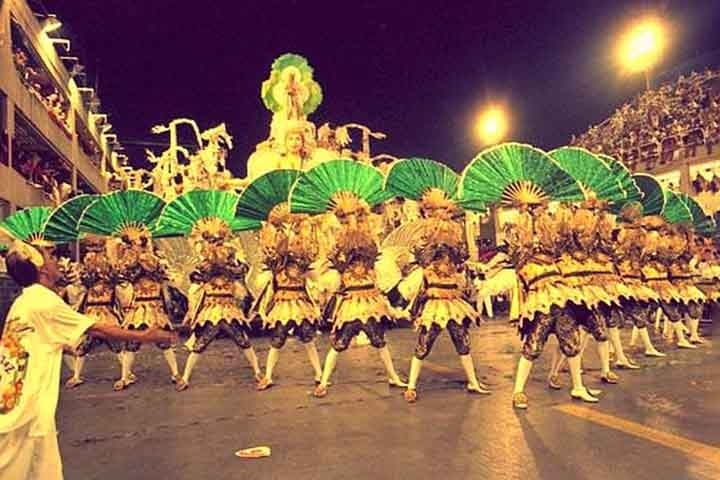No Carnaval Carioca, os leques chamaram a atenção na comissão de frente da Imperatriz Leopoldinense, no título de 1994. Com uma coreografia criada pelo saudoso Fábio de Mello, a apresentação sempre é lembrada e ficou marcada na história da folia.  Reprodução: Flipar
