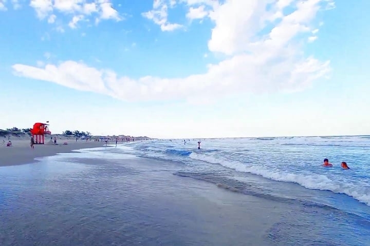 5º) Praia de Mariluz (Imbé, RS | 51 microplásticos/m²) - Esse é um destino bastante procurado por famílias e turistas que buscam tranquilidade e boa infraestrutura no litoral norte do Rio Grande do Sul.
 Reprodução: Flipar