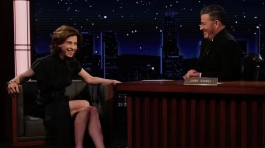 Tido como um comediante talentoso, Jimmy Kimmel também já apresentou o Prémio Emmy do Primetime em 2012 e 2016. Ele é o apresentador e produtor executivo de Jimmy Kimmel Live!, programa de entrevistas na ABC. Ele entrevistou a atriz brasileira Fernanda Torres, com enorme repercussão, Reprodução: Flipar