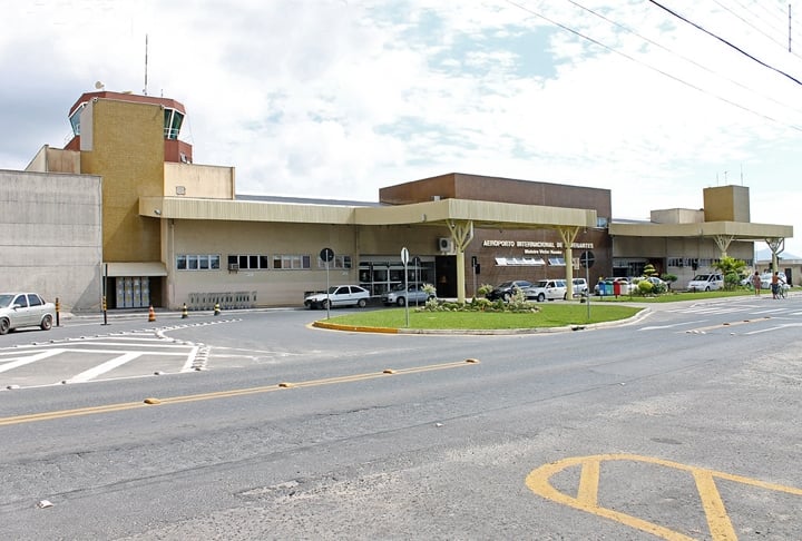 Balneário Camboriú não tem aeroporto. A cidade é servida pelo terminal aéreo de Navegantes, a cerca de 30 km. Balneário também fica perto do parque de diversões Beto Carrero, o maior do Brasil. Dá meia hora de carro.  Reprodução: Flipar